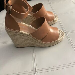 Brown platform sandals.
Greta use conditioner size 7.5